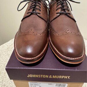 Johnston & Murphy Conard 20-3894 Oak Embossed Wingtip 8.5. New In Box.